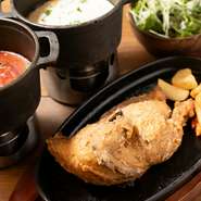 丸鶏を半分に切って、丸ごと唐揚げに。ジューシーな鶏肉とパリパリの鶏皮がたまらない一品。唐揚げをつけるフォンデュソースは、バジルトマトソースと濃厚チーズソースの2種類から選べ、ディップして楽しめます。