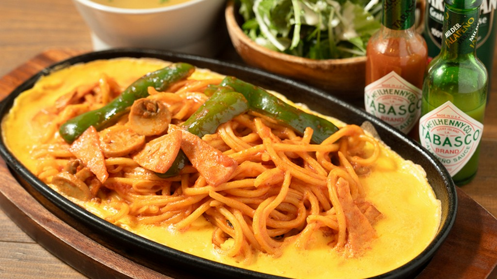 懐かしい下町風のナポリタン。アツアツの鉄板で提供されるオススメメニュー『鉄板オムナポリタン』