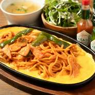 ケチャップベースのオリジナルトマトソースに、ハムと新鮮野菜。懐かしい下町風のナポリタンを、トロトロの玉子の上に乗せた一品です。不動の人気を誇る、アツアツの鉄板で提供されるオススメメニューです。
