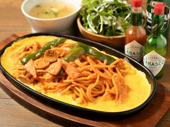 懐かしい下町風のナポリタン。アツアツの鉄板で提供されるオススメメニュー『鉄板オムナポリタン』