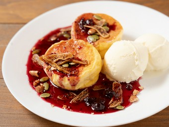 パンケーキと自慢のソース。抜群のハーモニーを奏でる絶品の一皿『木の実といちじくの山ぶどうソース』