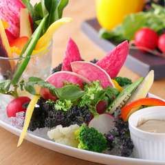 鎌倉野菜、瀬戸内の鮮魚、葡萄牛などの厳選食材で多彩な皿を披露