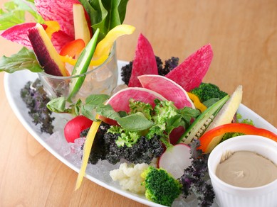 収穫の喜びが集う皿『鎌倉野菜のクルディテ アンチョビソース』