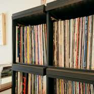 音楽との“出会い”もお店の魅力。店主のコレクションでもあるレコードは、ある人にとっては懐かしく、ある人にとっては新鮮。ゲスト側からの持ち込みレコードを、他のお客様の同意の上で流すこともあるとか。
