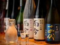 常時15種ほどの日本酒が揃い、新酒・春酒・夏酒・秋あがりなど季節限定酒も豊富。旬食材をふんだんに使った料理と好相性で、料理が酒を呼び、酒が料理を呼ぶ酒肴の愉しみにひたれます。