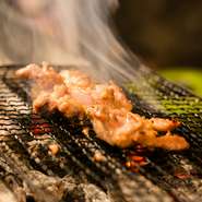 網焼き地鶏は程よく油が落ちて旨みが凝縮されております。