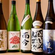 こだわりの地酒をはじめ、ドリンクも選りすぐりの品揃え。本日の逸品に合わせたペアリングの提案も可能なため、店主まで気軽に相談を。一年を通して、さまざまな旬の逸品との組み合わせを楽しめそうです。