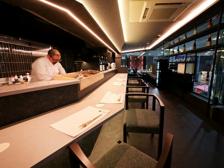 何度も足を運びたくなる場所。カウンター席はお一人様も最適