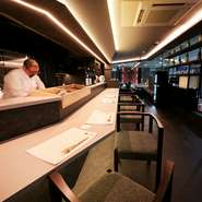 一人でも足を運びやすい雰囲気のお店。日毎にメニューが変わるという要素も、何度も足を運びたくなるポイント。厨房に面したカウンター席で、のんびりと一杯味わえます。