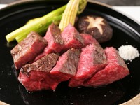 「飛騨牛」などの国産和牛を絶妙な火入れで焼き上げるステーキ。肉そのものの魅力を楽しめるように、少量の塩を添えて提供。柔らかな食感と、しっかりとした肉の旨みを味わえます。