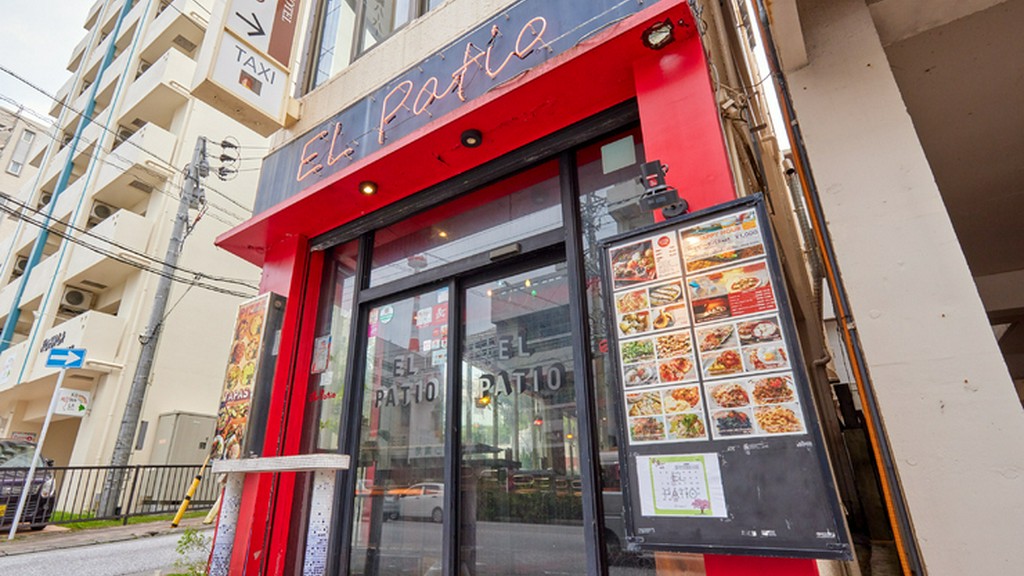 街の賑やかさとは異なる、静かな隠れ家のようなバル