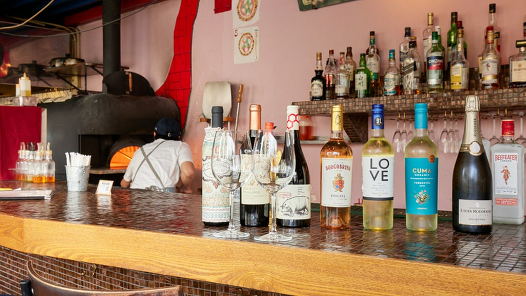 ボトル約14種類、グラス約8種類、自然派のワインを豊富に用意