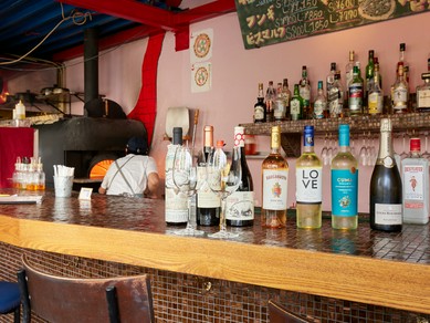 ボトル約14種類、グラス約8種類、自然派のワインを豊富に用意