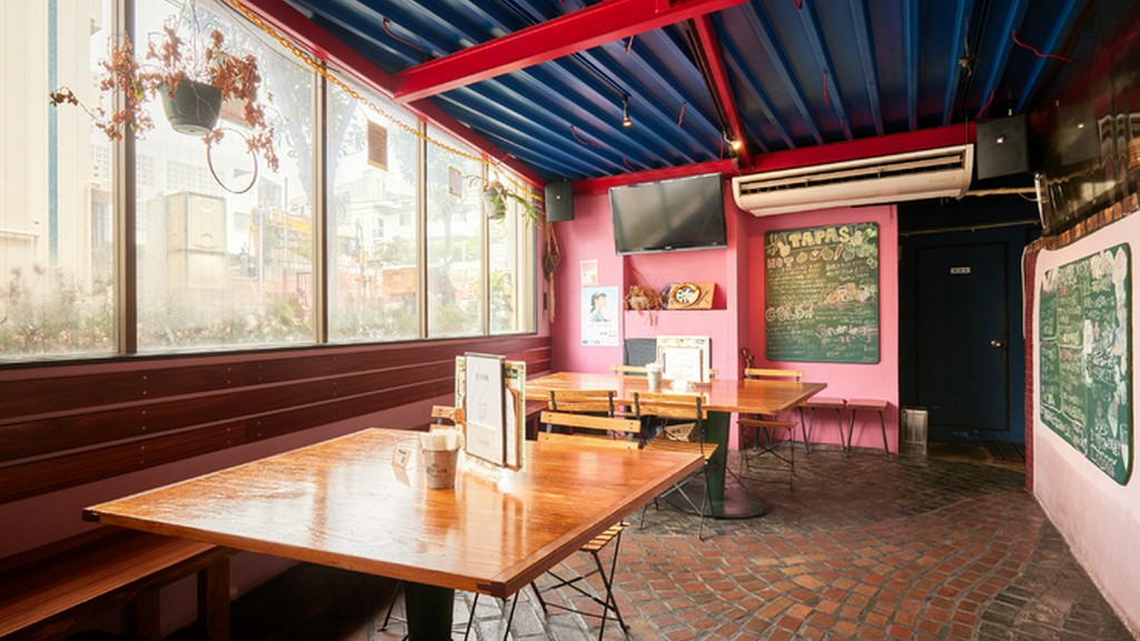 本格的ピッツァと厳選ワイン。会話が尽きないカジュアル女子会