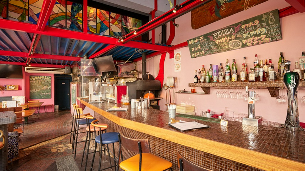 仕事帰りのサク飲みにピッタリ。広々としたカウンター席