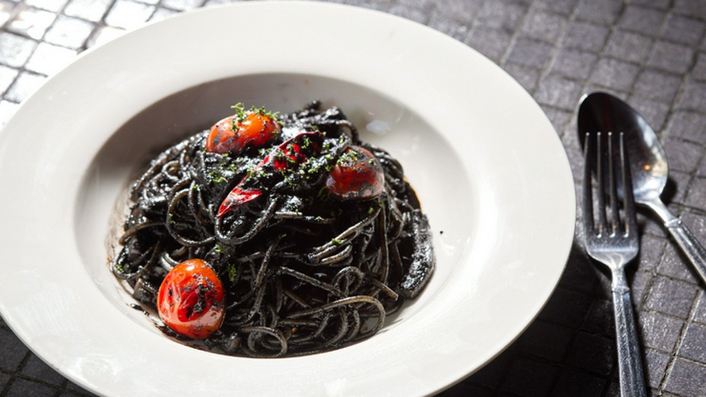 贅沢な香りとイカスミのコクが際立つ。魚介類の旨みをたっぷりきかせた絶品パスタ『イカスミ』