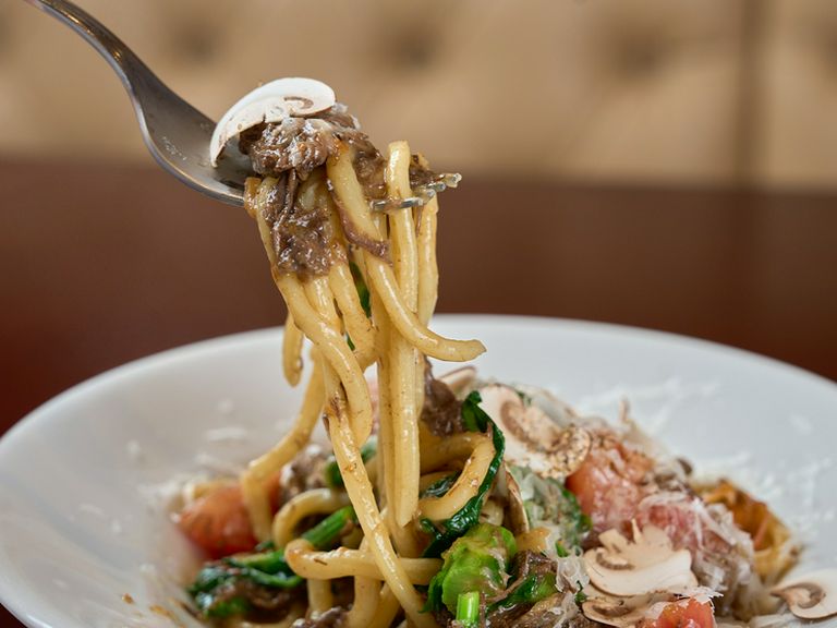 パスタ、タルタル、タリアータなど「鯨肉」を使った一品