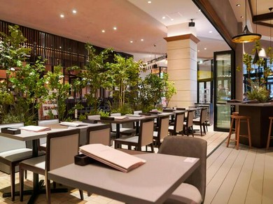 二人の会話も自然と弾む、カジュアルな雰囲気が魅力