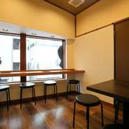 1階と2階それぞれにカウンター席を設けているため、お一人様も気兼ねなく利用できます。1階では焼き台の臨場感を間近に一杯、2階では街並みを眺めながら一杯と、フロアごとに楽しみ方も異なります。