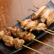 人気の焼き鳥をはじめ、テイクアウトメニューも提供しているとのこと。経験豊富な焼き手のこだわりの一本を、お出かけ先や宅飲みのお供にするのもオススメです。