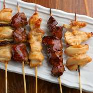 お酒がグイグイと進む、バラエティ豊富な焼き鳥。新鮮な鶏肉をお店で一本ずつ丁寧に串打ち、ふっくらと香ばしく焼き上げています。
