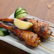 ジューシーな鶏の手羽先に、スパイスを効かせた風味豊かな逸品。羊肉のサティ風もオーダーできます。いつもと一味違う、当店ならではのメニューです。