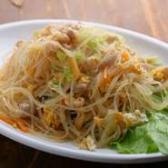 米粉由来の麺でつくるアジアの麺料理、焼きビーフン（ビフォン）。焼きそば感覚で楽しめる、ヘルシーなメニューです。
