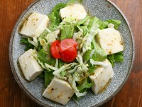 なめらかな豆腐とシャキッとした歯ごたえの葉野菜との、見事なコンビネーションを楽しめるサラダ。ドレッシングは風味豊かなゴマだれを使用しています。