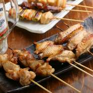焼き鳥一本のおいしさにもこだわり、メインの鶏肉も冷凍モノは使用していないとのこと。新鮮な状態で仕入れ、お店で一本ずつ串打ちしています。