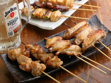 新鮮な状態で仕入れ、一本ずつ串打ちした焼き鳥