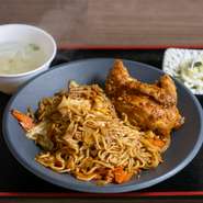 ソースや野菜と絡めた麺を、トッピングの鶏肉と共にいただくミャンマー風の焼きそば。ソースの香りに、鶏と野菜の旨み、麺の食感のバランスがまた絶妙です。