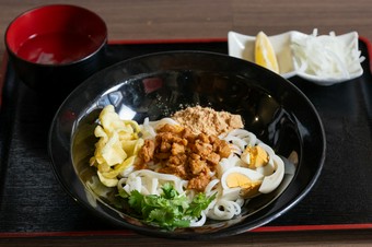 味や食感の変化も楽しい、ミャンマー風サラダうどん『ナンジートゥッ』