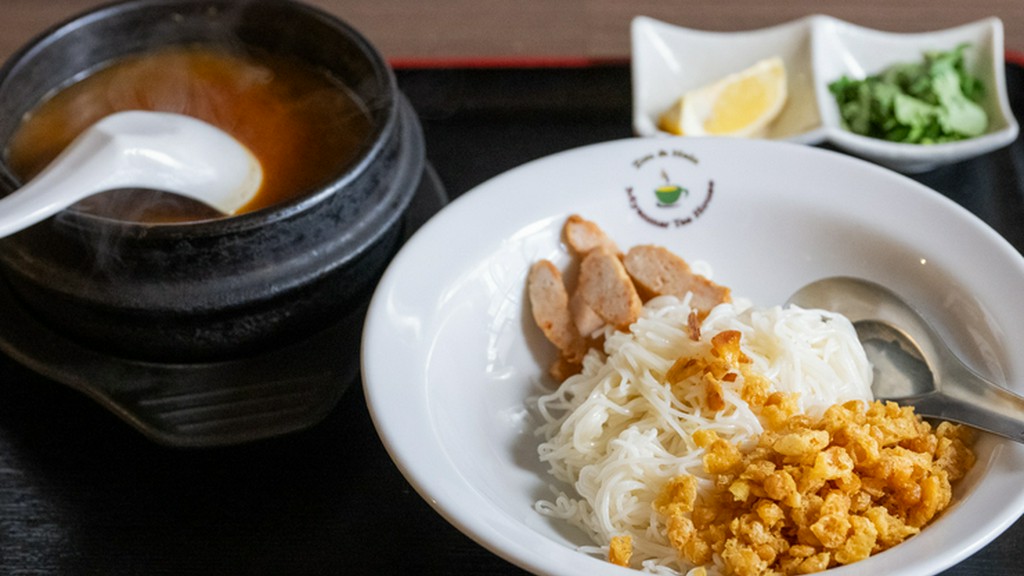 ミャンマー風つけ麺『モヒンガー』