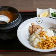 『モヒンガー』は、日本人にとっても親しみやすい、つけ麺スタイルのため、ミャンマー料理初心者にもオススメの逸品。魚の旨みが溶け込んだスープと、素麺が程よく絡み合います。