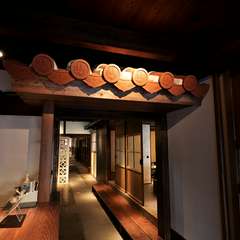 沖縄の素材や衣装を使うことで、地域独特の雰囲気を豊かに表現