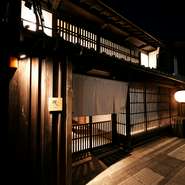 店全体が静寂に包まれており、古き良き時代の面影を色濃く残しています。ここでは時間がゆっくりと流れていき、都会の喧騒から解放された空間で癒しと安らぎを与えてくれます。