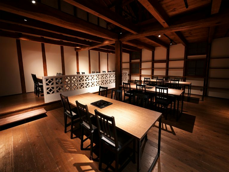 二人の表情や視線から、互いへの興味や愛情が感じられる