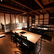 一つの鍋を囲む二人は、仲睦まじく食事を満喫しています。食事を通じて互いのことを深く理解し合い、楽しい時間を共有。二人の間には穏やかな空気が流れ、笑顔が絶えません。
