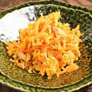 にんじんが苦手な方でも食べられるような味付けにされた一品。ごはんとの相性も抜群で、食事の副菜としても重宝され、さらにはお酒のおつまみとしても十分に楽しむことができます。