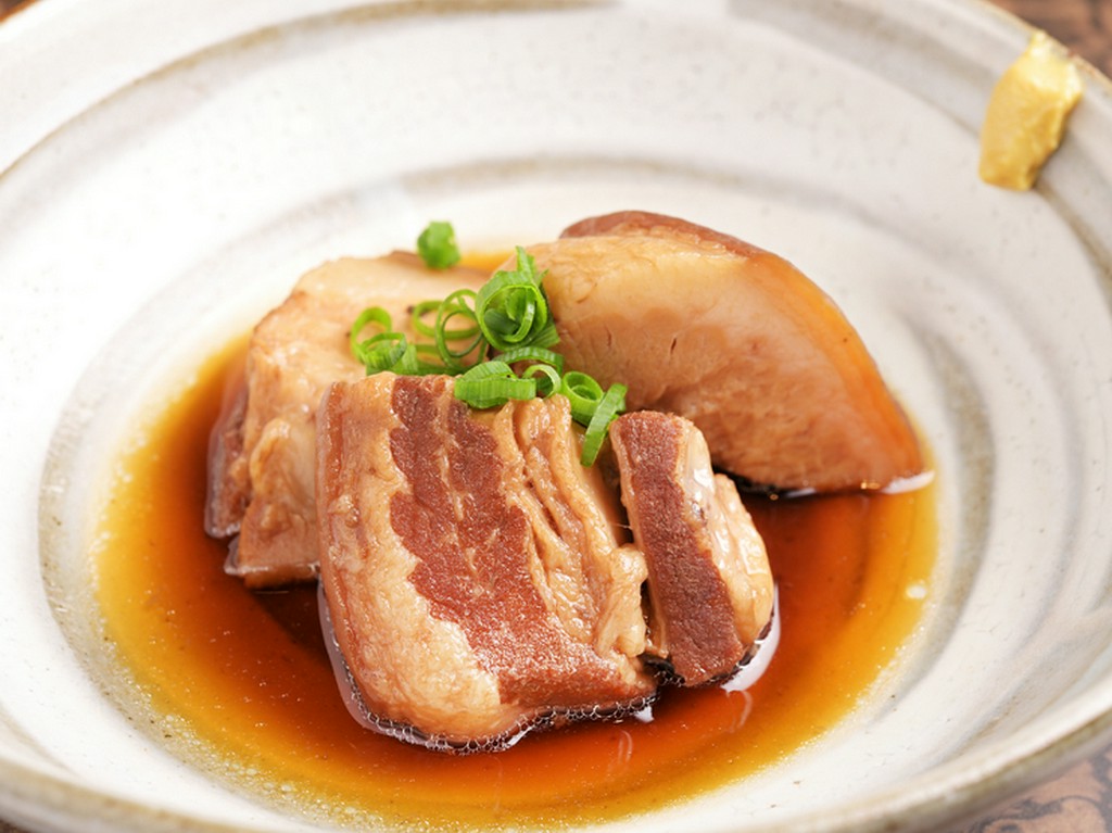 沖縄の家庭料理として親しまれており、懐かしさや満足感を与えてくれる『ラフテー』
