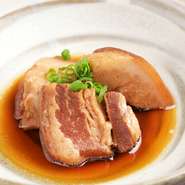 豚肉をゆっくりと煮込む中、醤油や砂糖などベーシックな調味料で味付け。肉は柔らかく、こっくりとした深い味わいを堪能できます。口の中で、ホロリと崩れる食感がたまりません。