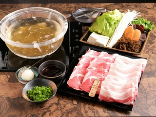 店の一番人気！『パイナップルあぐー豚もずくレタしゃぶ』