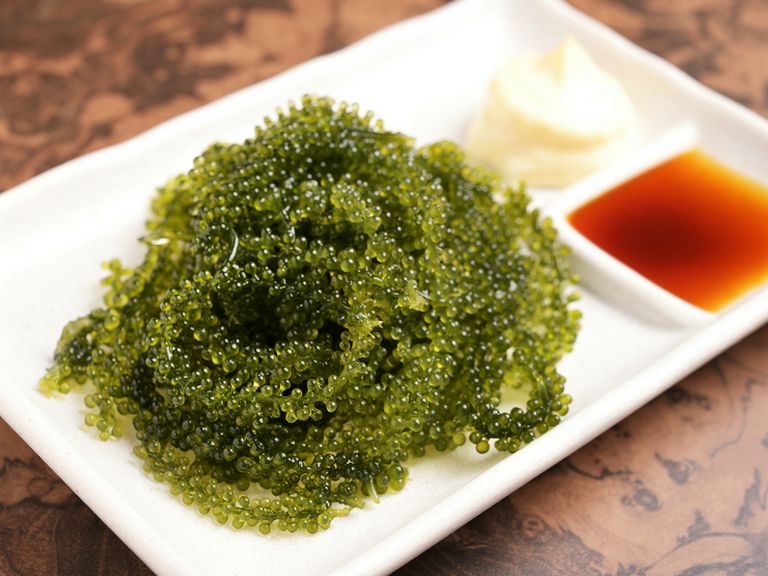 あぐー豚以外にも「海ぶどう」など、沖縄の食材を多く使用