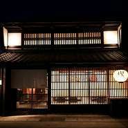 大切な人との繋がりを深められる場所であればうれしいとか。デートの場面では、ロマンチックな雰囲気の中でゆったりと過ごし、特別な時間の共有に心を尽くしています。