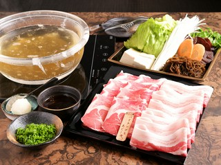 店一番のオススメ！『パイナップルあぐー豚もずくレタしゃぶ』
