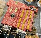 海鮮だけでなく厳選和牛を使用した一品料理も用意。仕入れによっては、ブランド牛「神戸牛」がメニュー入りすることも。写真は和牛を使った肉寿司。シンプルなステーキ(鉄板焼き)も楽しめます。