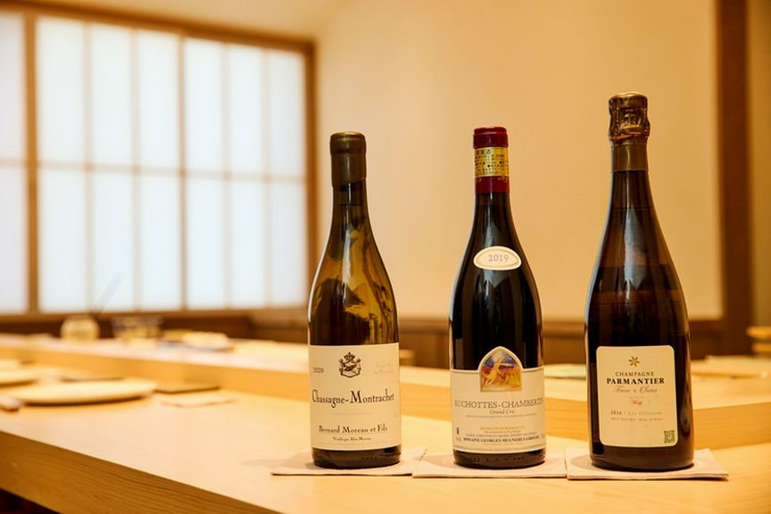 ソムリエ資格を取得。フランス産を中心に銘醸ワイン700本が揃う