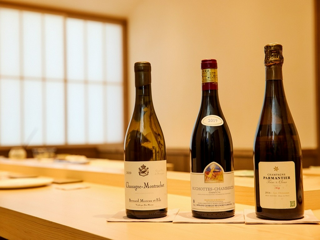 ソムリエ資格を取得。フランス産を中心に銘醸ワイン700本が揃う