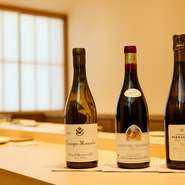 鮨職人の修業中に1年間フランスでワインの勉強を行うなど、こよなくワインを愛する幸後さん。とくに気に入っているシャンパーニュやブルゴーニュ地方のワインを中心に、常時700本ほどが揃います。