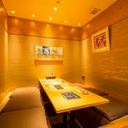 静かで落ち着いた雰囲気の中、プライベートな時間を過ごすことができます。ゆったりとしたスペースで、友人や家族との会話を楽しむのに最適。心温まる時間を提供してくれます。